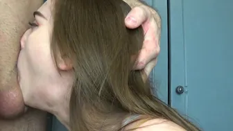 Prietena lui suge adânc gâtul