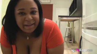 Дучи, черното момиче чука съседката