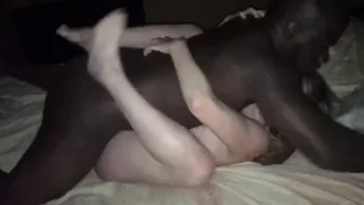 Nuori vaimo nussi mustaa miestä