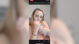 Blonde teenager sutter hendes fødder