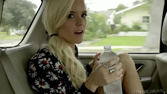 Trío de ducha caliente de lesbianas adolescentes con Alex Chance