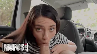 Нагъл шофьор на Uber Gianna Айви едва се съпротивлява на красивия си пътник