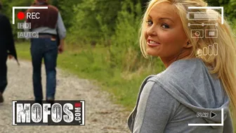 Sexy blondýna si jde zaběhat, ale nakonec ukazuje prsa cizím lidem