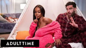 Lily Starfire atrai seu padrasto para esconder sexo no mesmo quarto