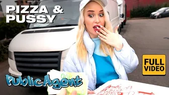 Pizzás lány krémes meglepetéssel és szakadt farmerrel