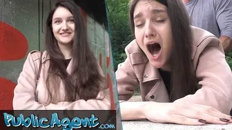 Колегиален студент по изкуство с големи цици излиза първи