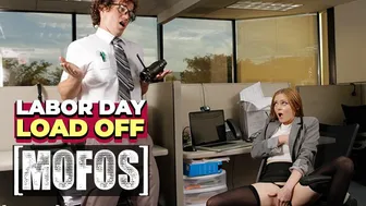 Ava Hardy el seductor rubio del geek perv Robby Appes' cabeza en su coño en el día festivo de vacaciones