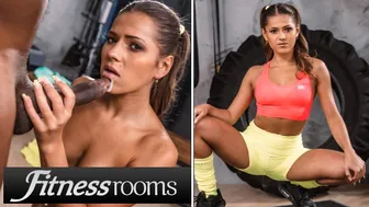 Sereyna Gomez tini csaj nagy fekete fasszal szopja a száját a fitness teremben