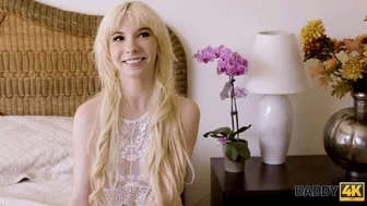 पुराने पिता अपने बेटे की खूबसूरत दुल्हन को fucks