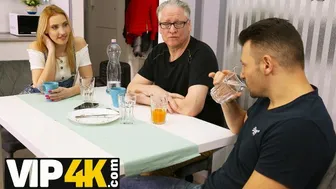 Excité blonde fille séduire son père dans la cuisine