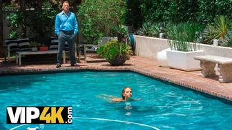 A szőke tini készül a mostoha apa szopására