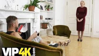 Blondínka zrelá ruská krása zvádza mladé lurká v pančuchách