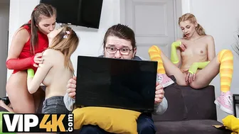 Iubitele obraznice se distrează în trei fără ea