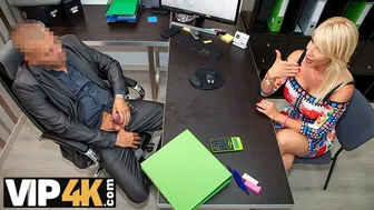 A szőke milf nagy mellét megdolgoztatja a hitelért