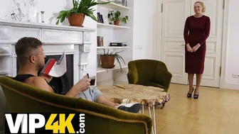 Csábító érett szőke nő interjúban csipkés harisnyában