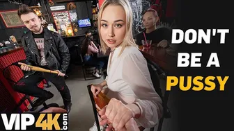 O vedetă porno blondă şi-o trage cu un străin într-un bar