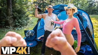 Isabella De Laa मुझे एक प्यारा शर्त के लिए लाल स्ट्रॉबेरी के साथ seduces