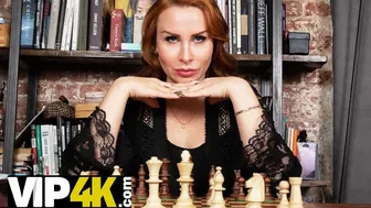 Zem šahsborda karstā fuck ar nobriedušu sarkano skaistumu