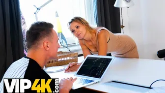 Priklauso nuo akių blondinė milf bribes jaunas fixer su greitai šūdas