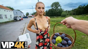 Viņa rāda savu mazo sarkano sporta vāveri sava drauga mašīnā