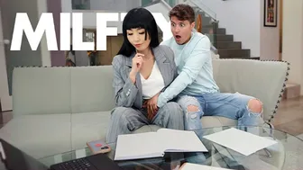 私の思い出深いステップマムは、彼女は私の誕生日を忘れてしまったので、彼女のマフに触れてみましょう - MYLF