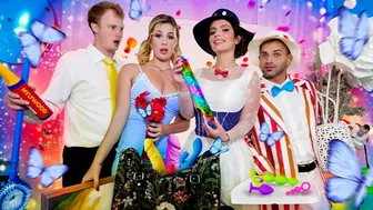 Kis képviselőnő megtanítja a fiúkat a legédesebb élvezre