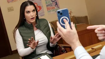 Stepmother Kendra Hjärtat förhandlar med läraren för att rädda sin son