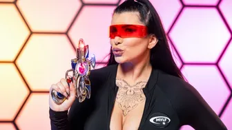 Romi Rain ist die Alien-Rennen, um die Menschheit zu schützen!