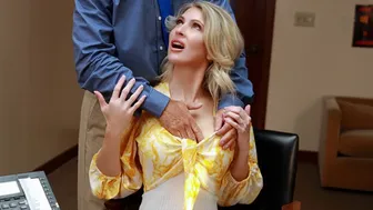 Grande matrigna Gigi Dior salva la sua anima sul tavolo dell'insegnante