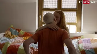 Blonde teenager stønner mens gamle mand knepper sin fisse