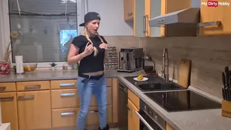 Alemão amador milf usa milho para foder sua buceta e lamber seu próprio suco