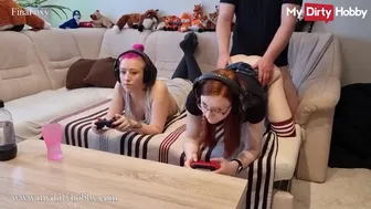 Kinky dospívající finafoxy saje její duši pro její nevlastní sestru při hraní