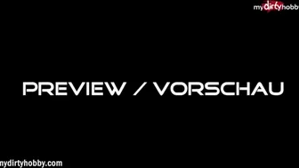 Blonďatá dospívající dívka v rozkroku ptáka na podlaze casting