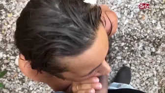 Starší fena venku těší její velký černý dřevěný pov