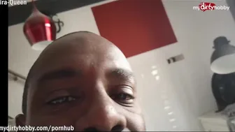 Kira kráľovná ju šuká so svojím veľkým čiernym vtákom, zatiaľ čo jej manžel natáča