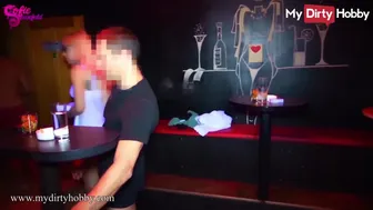 Blonde teenager sutter tre fyre i en forførende udvekslingsklub