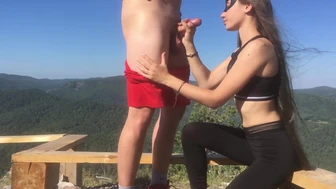 Tonårstjej suger av sin pojkväns kuk