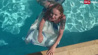 Emma wolf a tüzes csaj aki a medencében baszik vadul