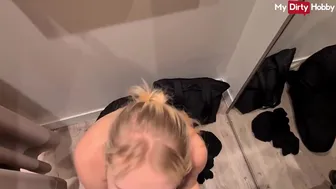 在更衣室快口交 从一个性感的金发少女