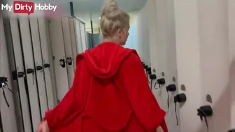 Vaalea cheerleader pukuhuoneessa