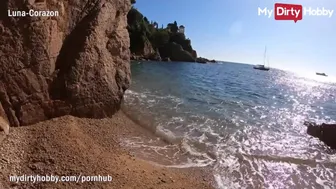 Il fuoco di Luna Corazon succhia sulla spiaggia, quasi preso