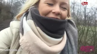 O adolescentă sexy pe o bicicletă frecându-şi păsărica udă