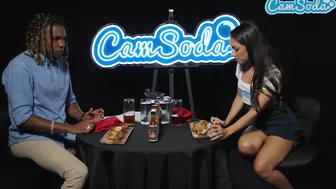 Forró csípős dugás – karcsú milf lángoló szósszal nyaldossa puncáját nagy fekete fasz előtt