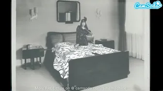 Gorąca nastolatka bawiąca się blondynkami z ogromnymi fałszywymi fiutami przed kamerą