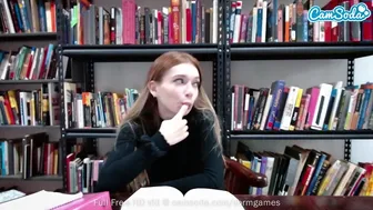 Teenage vysoká škola student tajně masturbuje na webkameru během studijní přestávky