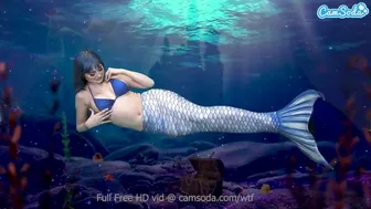 Sellő csaj maszturbál addig, amíg totál édesen csúszik