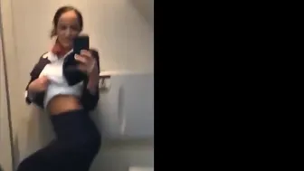 L'hôtesse d'avion latin de Sofi Ryan se masturbe dans la salle de bain qui rejoint le club