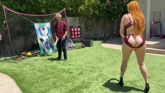 Nagy seggű vörös milf anyuci játszik a lépfia hatalmas fehér faszával