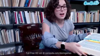 Leana Lovings зубъри тийнейджър путка игра на уеб камера по време на почивка проучване