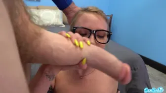 Dixie Lynn megtörik a tini punci a hatalmas fehér faszon